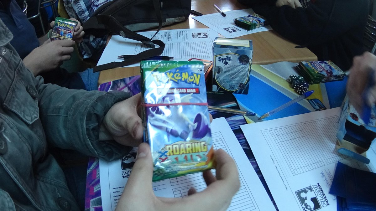 vitomartinez's tweet photo. ESTAMOS EN #JAPIMAX
CON Prelanzamiento de #ROARINGSKIES #PokémonTCG
Con Torneo de #VGC #PokémonVGC RUMBO AL MUNDIAL http://t.co/YCHBXQmcxI