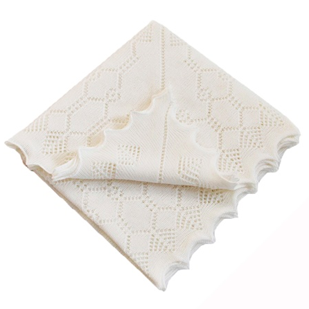HRHGeorgePieces's tweet photo. As with Prince George's birth, Kate opted to wrap the little Princess in a G. H. Hurt &amp; Son blanket! Very similar! http://t.co/wOyYRxQx6C
