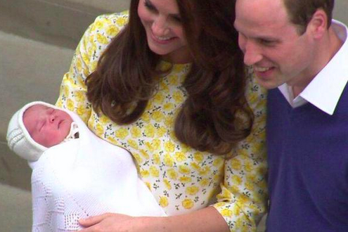 HRHGeorgePieces's tweet photo. As with Prince George's birth, Kate opted to wrap the little Princess in a G. H. Hurt &amp; Son blanket! Very similar! http://t.co/wOyYRxQx6C