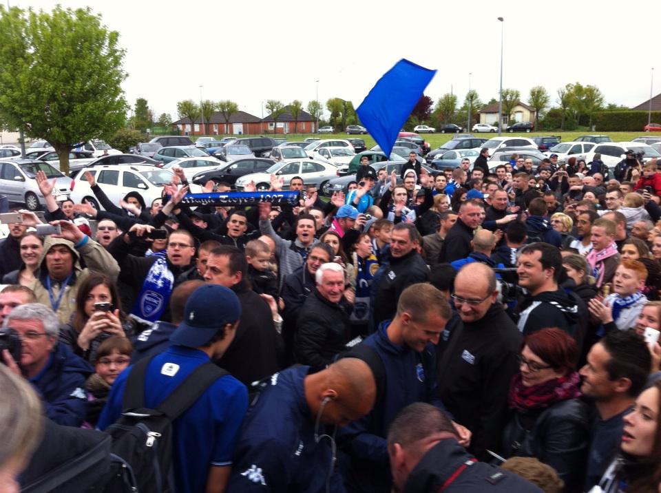 lesteclair's tweet photo. Bain de foule pour les joueurs #estac . Plus de 150 supporters présents http://t.co/LztbIUwH3f