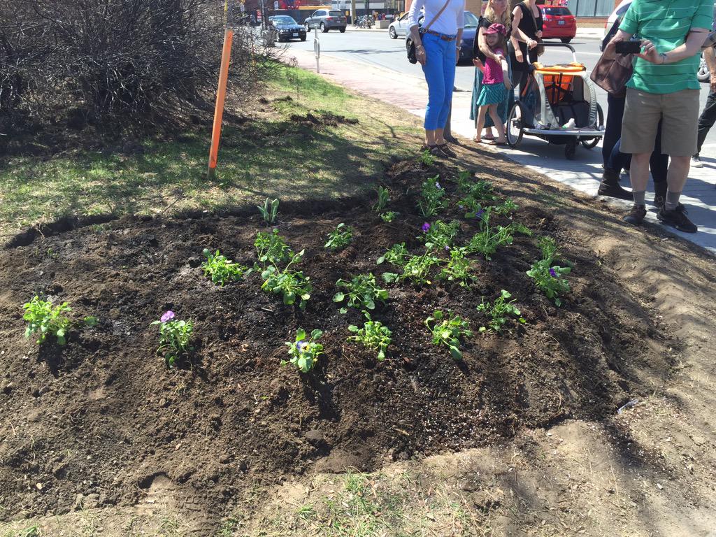 alexbcarr's tweet photo. Bam! Beechwood Ave just got #placemade | This #JanesWalk is getting 'er done! http://t.co/TxszPufUHC