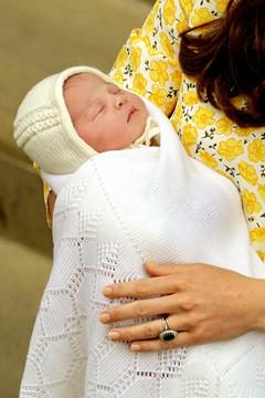 BritishVogue's tweet photo. The Duke and Duchess of Cambridge introduce their Princess to the world - http://t.co/VvQs2Uxqq3 http://t.co/l9oEIH2xIo