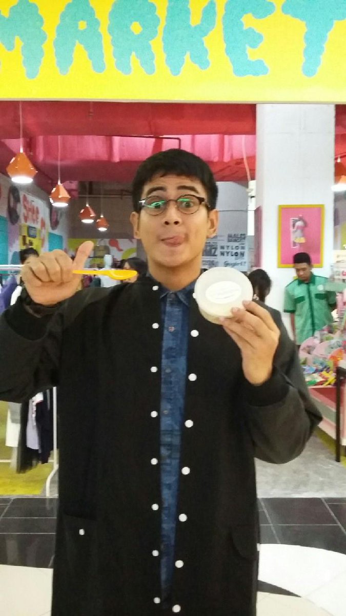 NyamannaID's tweet photo. thank you kak @DWIANDHIKAtweet for trying our mac and cheesy! :-))) #nyamannaid #happinessmenu #iconic #FX http://t.co/faISXULNGi