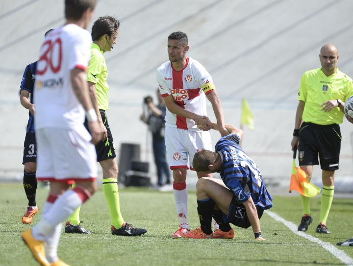Ristovski gets a hand from the Varese captain Ristovski gets a hand from the Varese captain