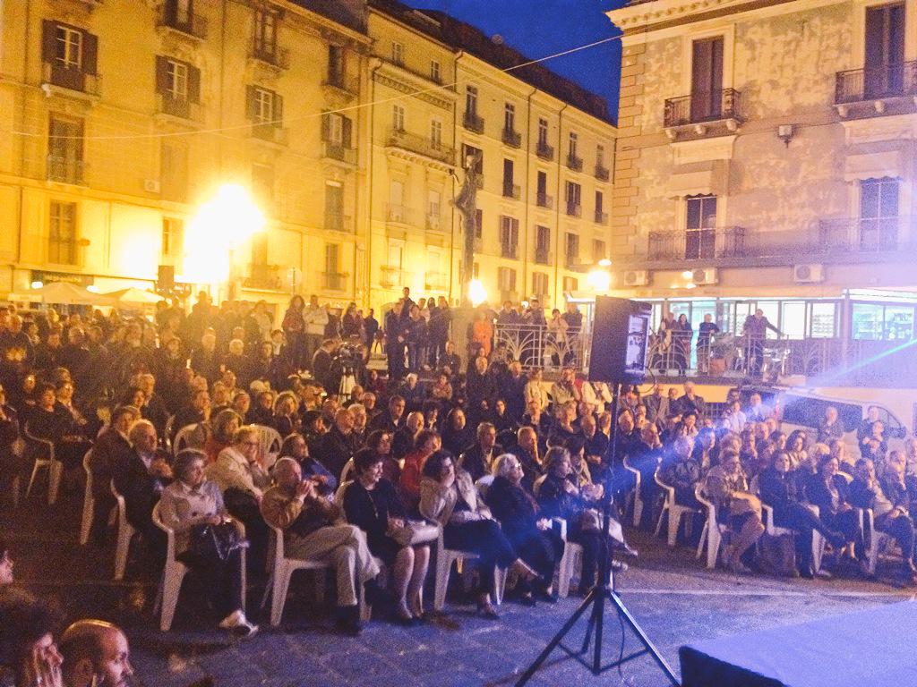giannisperanza's tweet photo. A volte ho pensato che non potesse finire così ma questa piazza dimostra il contrario grazie#lamezia #diecianninsieme http://t.co/aAJhb0jy1p
