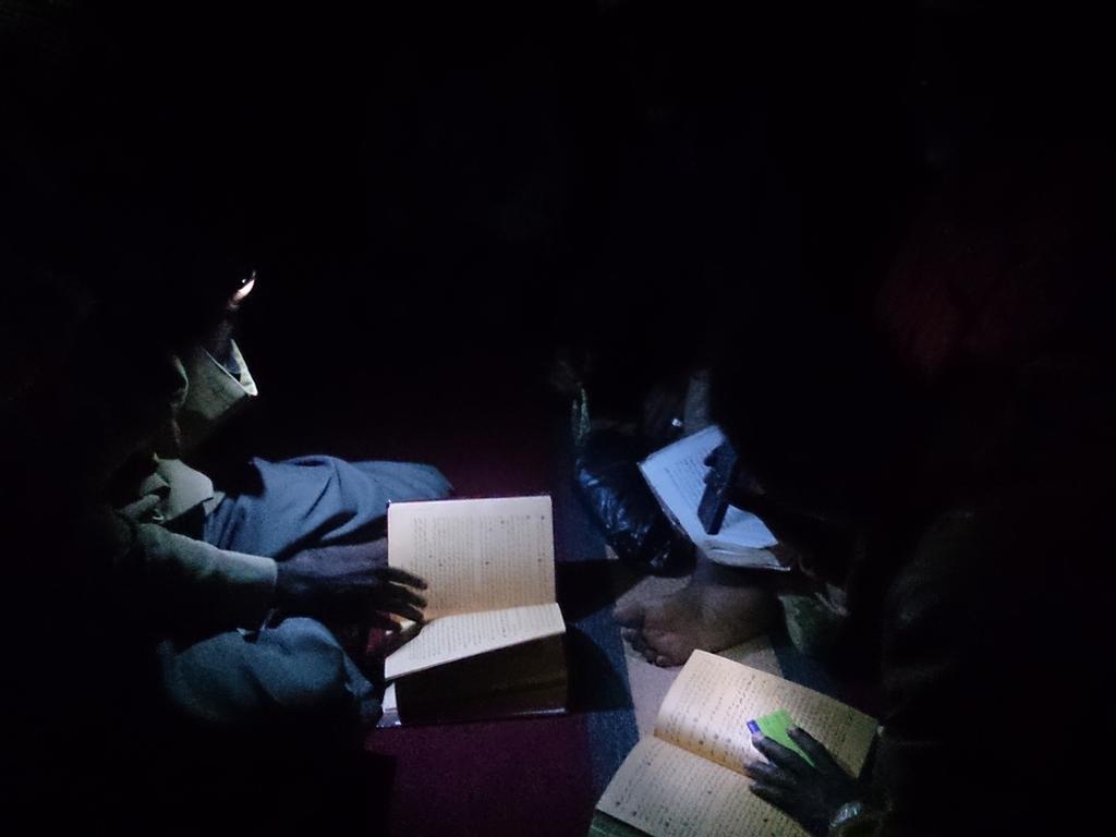 El feneri ve telefon ışıklarıyla ders yapmaya çalışan kardeşler #Etiyopya <a href="/ihhinsaniyardim/">İHH</a> #shashamenna