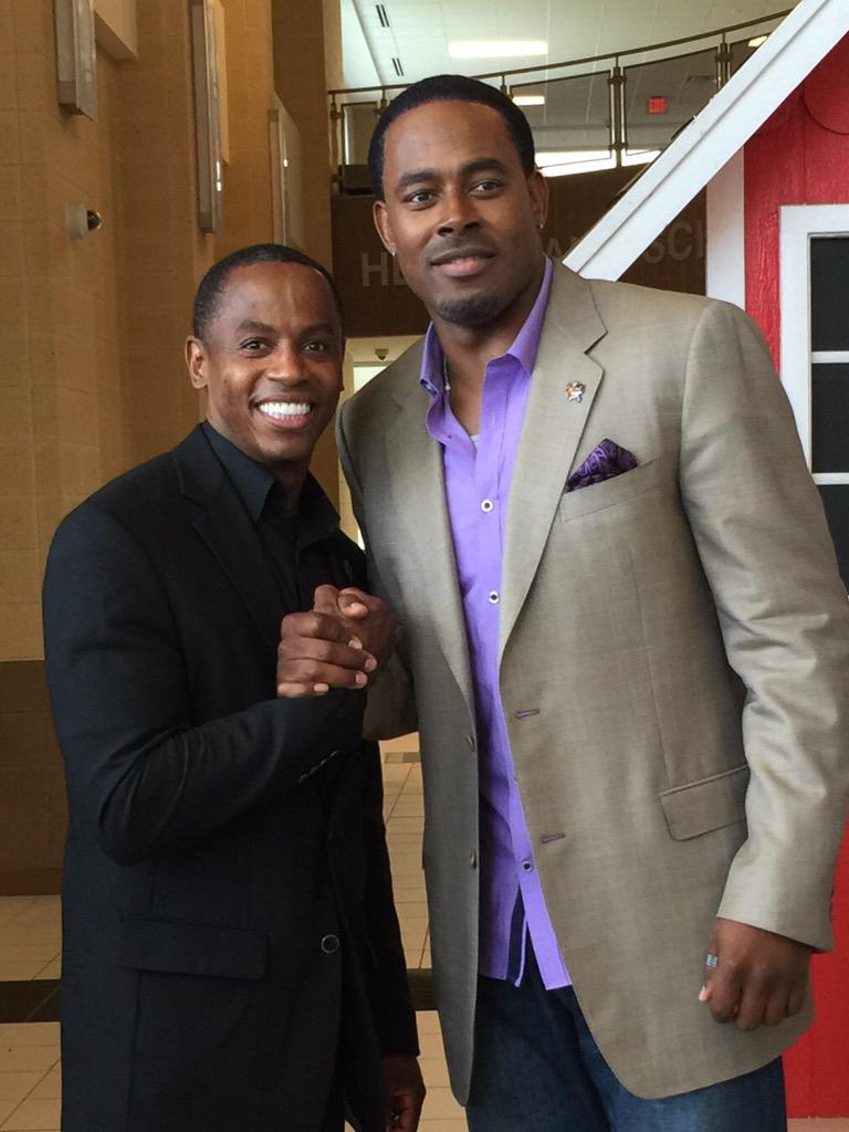 docspeaks's tweet photo. Awesomely powerful tag-team closing keynote @LammanRucker #PositiveDifferenceMakers #โค๏ธtheWheelbarrow http://t.co/hDlpKWfCLo