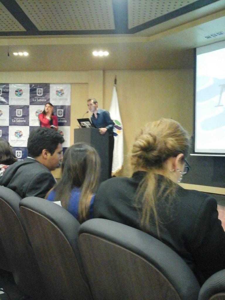 MUNUNISABANA's tweet photo. Inicia la ceremonia para los premios de prensa!! http://t.co/5gQSJ5IhJn