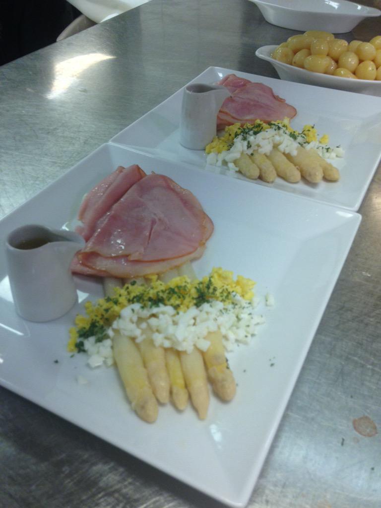 RestChiparus's tweet photo. 94 pers  nog twee tafels te gaan @MercureDL @marcelmolenkamp http://t.co/axq2SrjQsG