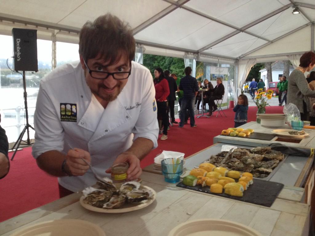 acuEo's tweet photo. Christian González nos anima a probar las ostras @acueo con las Cocktail Pearls de @pescaviar http://t.co/rn05Z6EH8f
