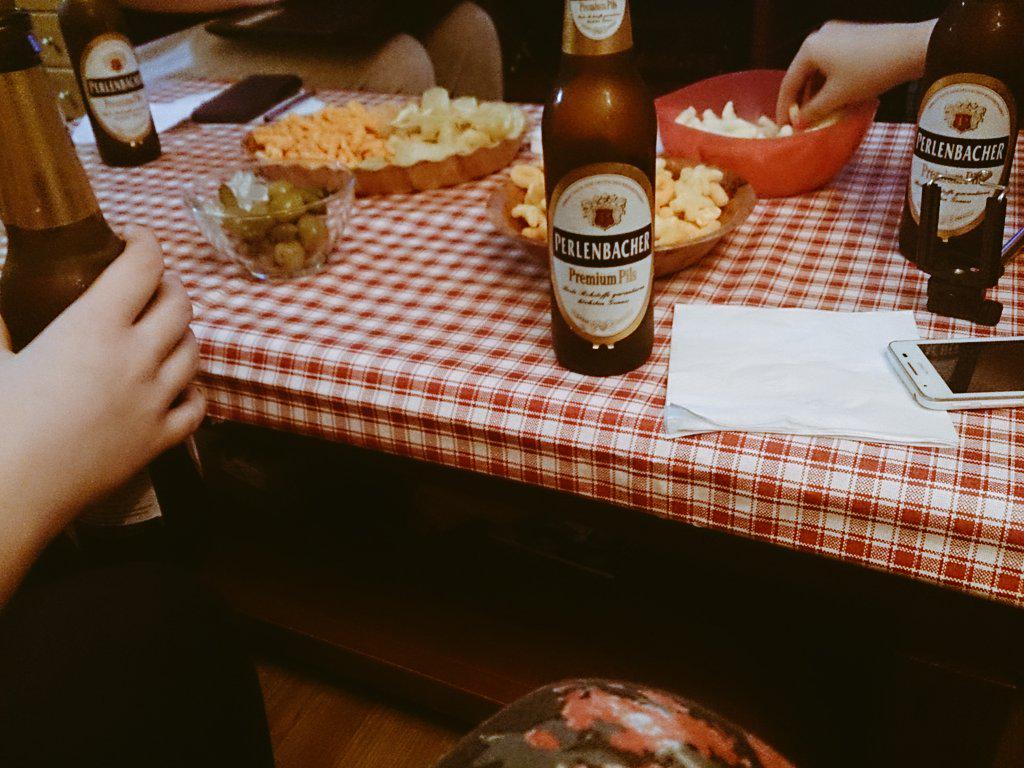 Andreita7's tweet photo. La buena vida con las chus ❤❤ @zaharinamarugan @AngelaPleite @maikaferrero @17_LauraV http://t.co/pq4mY233bA