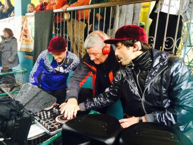 johncreedon's tweet photo. Scratchin' with me homies at flash mob rave tonight @feilebealtaine #dingle #creedonswildatlanticway @rte #kerry http://t.co/RJR7eRzw8e