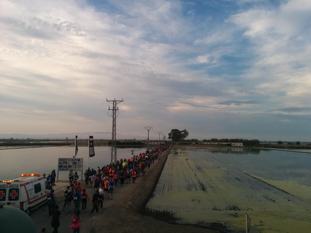 lessetpiques's tweet photo. Sortida del Poblenou del Delta dels participants #9CaminadaLluna #deltadelebre http://t.co/ezRryJof9B