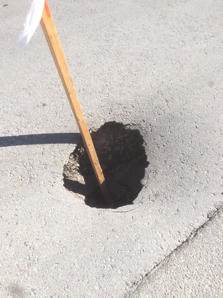 vetrone's tweet photo. @DenisCoderre 24h after calling @MTL_Ville no one came to fix 4 foot deep hole in the middle of the street
#sinkhole http://t.co/YgpdshfCZV