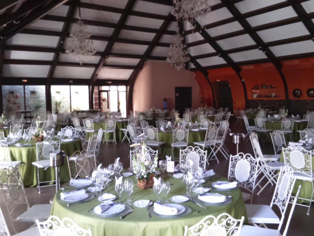 floristeriatrio's tweet photo. Centros de mesa de invitados Boda Inés y Joaquín en Salón "el Cortijo" de Bollullos del Cdo. (Huelva). Gracias x todo http://t.co/qB2QeLqje2
