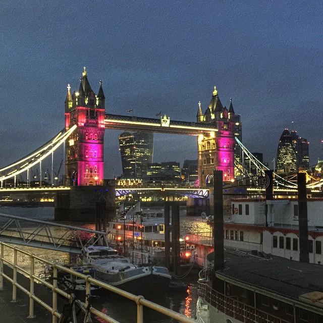 SkintLondon's tweet photo. Tonight #TowerBridge has gone pink to honour the #RoyalBaby.
Great photo @99GR81 
http://t.co/upjni3bYBE