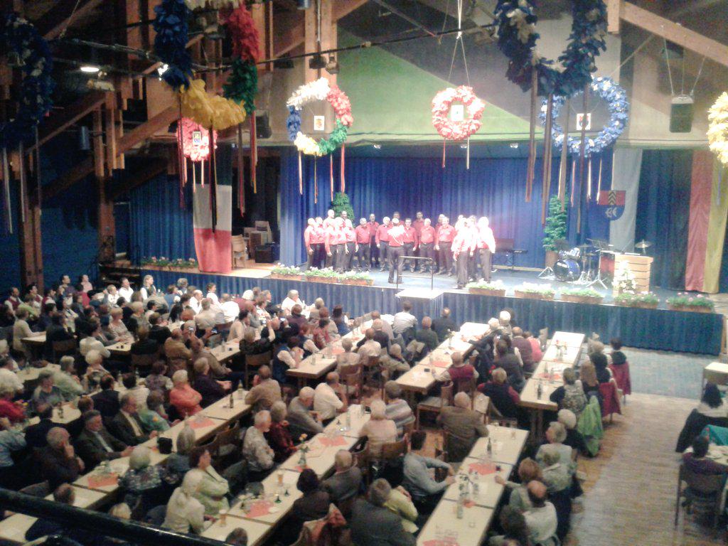 LuraEli's tweet photo. E il coro conclude con "La Montanara", canzone dedicata a uno dei fondatori del gemellaggio @vallediledro e #mullheim http://t.co/OTk31hoEx2
