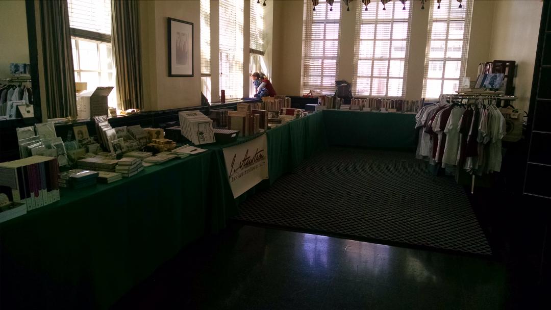 AustenBooks's tweet photo. Happy #IndependentBookstoreDay from the Windy City! http://t.co/GMgiY0pnHQ