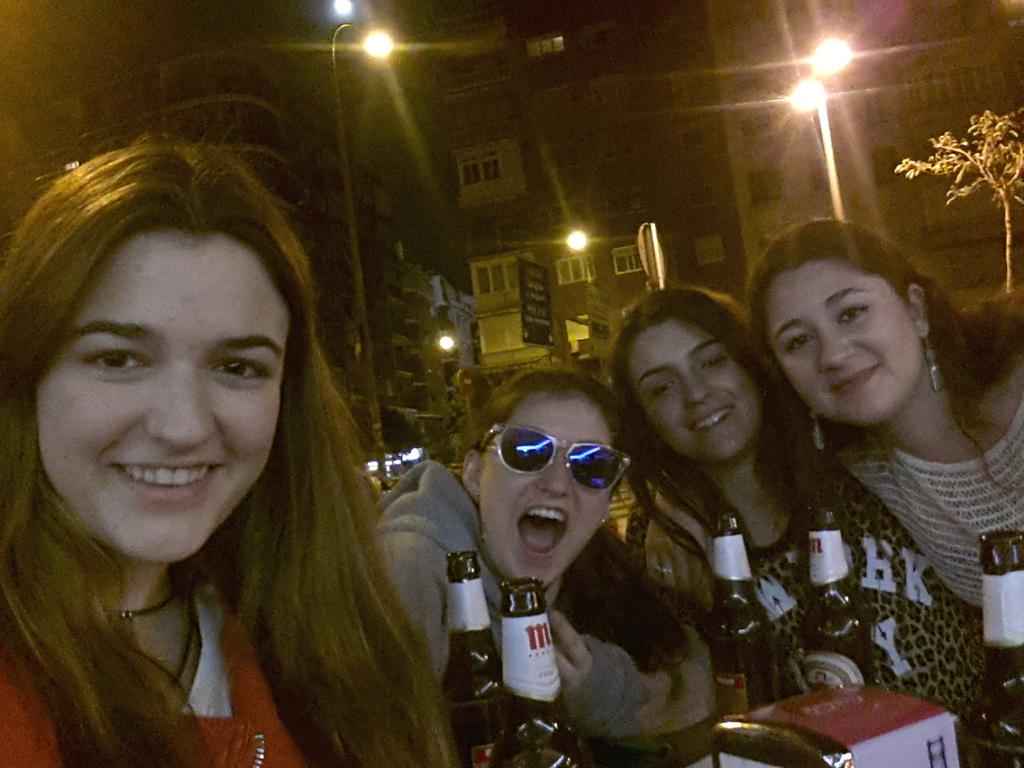 natsdom's tweet photo. #miprimerTweet se lo dedico a @TeresaLopez96 que hoy cumple 19 añazos!! Con @Cristina_martnz y @maria_montero16 http://t.co/X65V2hTBcb
