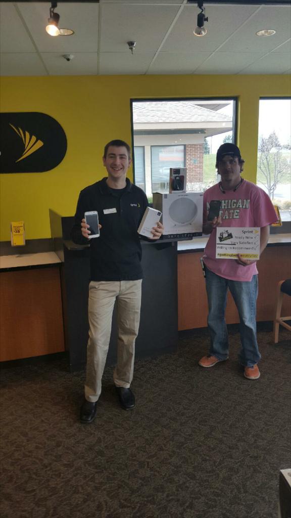 engels1976's tweet photo. @BenjaminReam @CalebatSprint Caleb with a new line upgrade and HK bundle. #gettingbettereveryday #willingtorecommend http://t.co/a0zoh6ZEYs