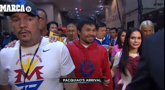 marca's tweet photo. SEÑAL TV | Pacman también llega rodeado de los suyos, sonríe algo más que su rival ▶ http://t.co/K04MsTae3b #MARCAbox http://t.co/gSeG48Soc5