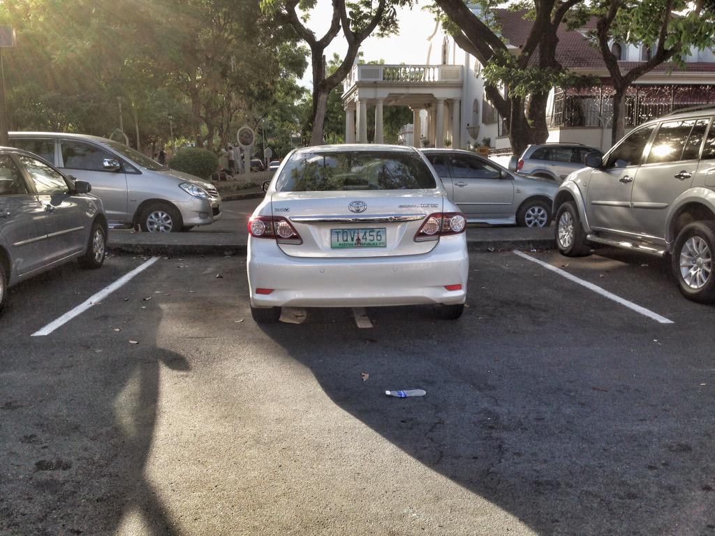 virtualaly's tweet photo. Waited to see who parked like this and it turned out to be an old lady who had no remorse she parked on the line. http://t.co/45WJViZgJR