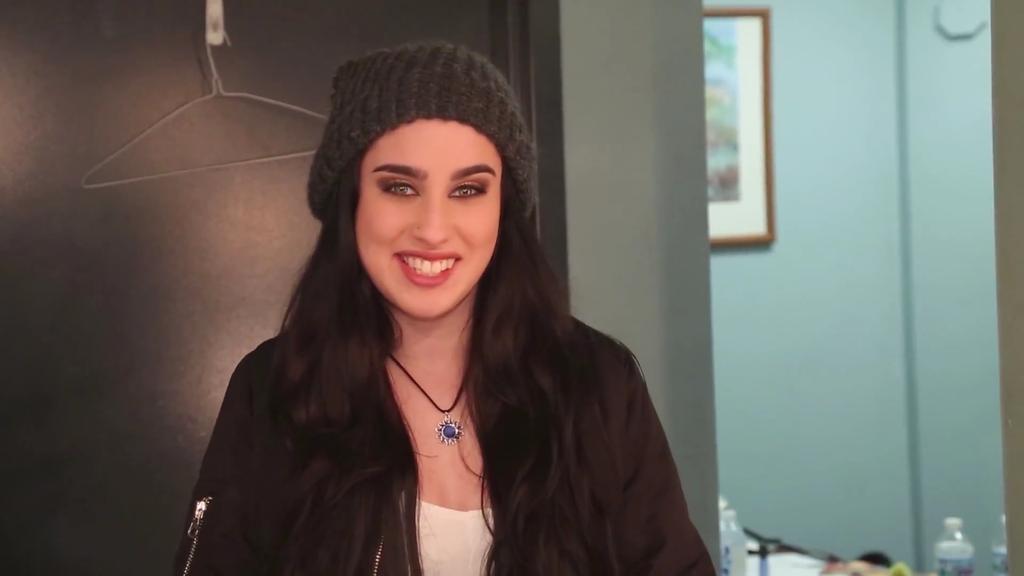 JaureguiFamilyy's tweet photo. Lauren hair tutorial 
1. Remove the cap
2. Boot hair down and back
3. Puts to one side the fringe
4. Hair is ready http://t.co/P43SkFrR5D