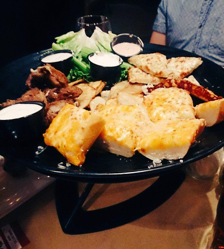 paxtc's tweet photo. Scooners &amp; yum-yums @bostonpizza with the dolls! #PacquiaoMayweather #TeamPacquiao #PacWins #Pacman http://t.co/3Jj9YFidbK
