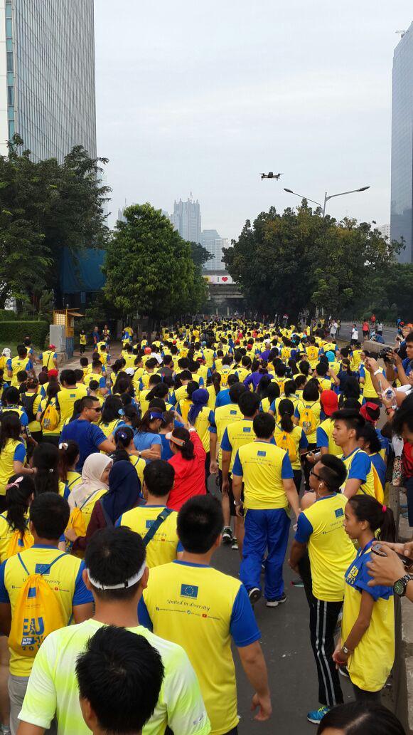 uni_eropa's tweet photo. We turned Sudirman blue and yellow! #EuropeDay @euonthemove http://t.co/wP35XazPRJ