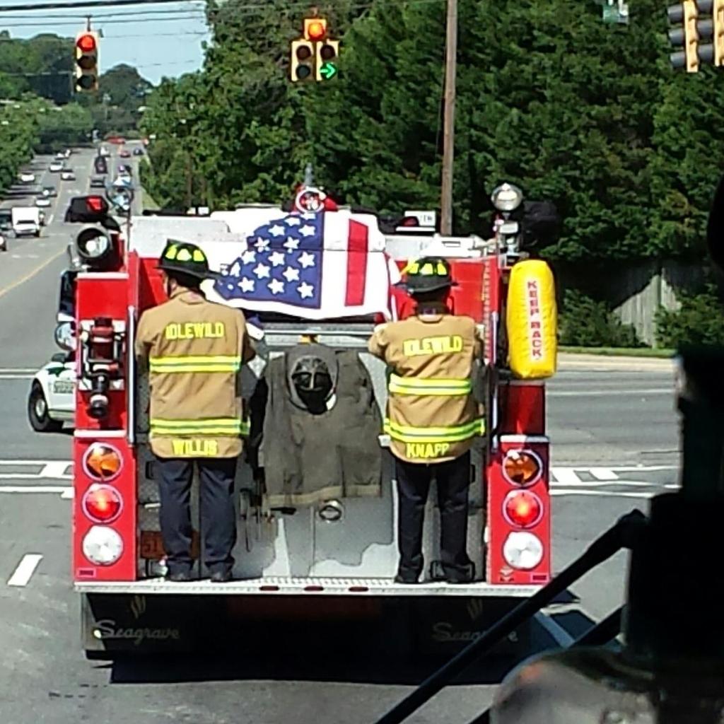 __crazywhiteboy's tweet photo. Honor to assist  in taking a retired FDNY firefighter to his final resting place http://t.co/4ve2BzAOFx