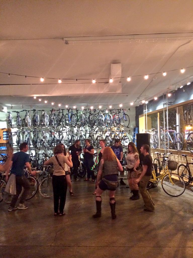 pinchflatcols's tweet photo. Dance circle has commenced @paradisegarage #pinchflat2015 http://t.co/wWXU4yC7XG