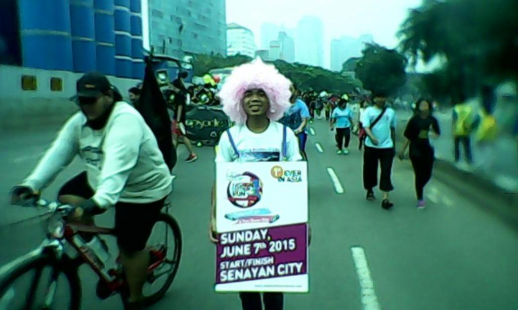 infocarfreeday_'s tweet photo. Niy cowok masih nekat aja pakai wig PINK yahhh #fashionfestrun @FashionFestRun #CFDjakarta http://t.co/rvmV5MY52u