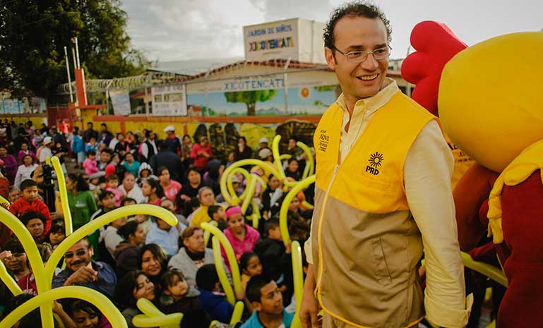 #SLP Funcionarios públicos deben ganar menos y rendir más: Xavier Nava. Más detalles: bit.ly/1K0rnPu