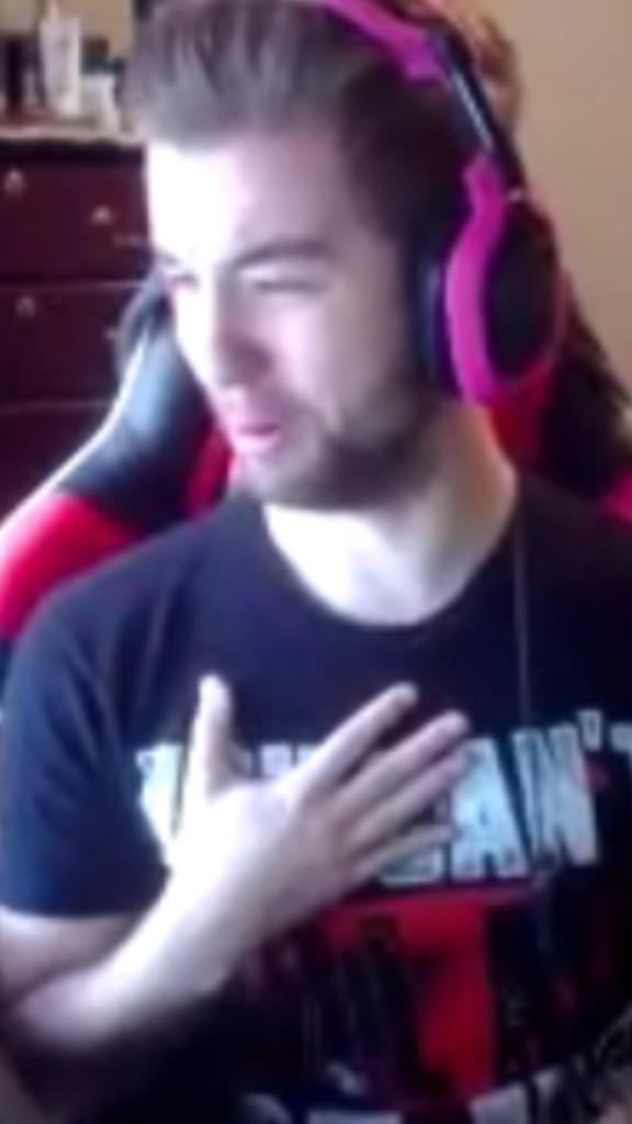 OhItsBatz's tweet photo. @OhItsBatz: Giraffe neck having ass @FaZeJev here with a mean no scope on mw2 http://t.co/TVEZsHrff5