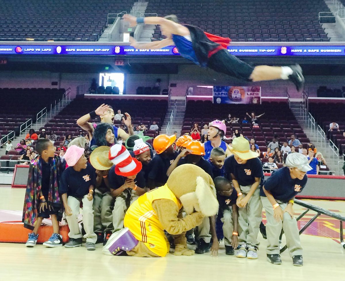LAPDCARRANZA's tweet photo. 3rd Quarter LAPD 59 LAFD 40. #Watts Bears and half time show. #LAPDHQ http://t.co/PVZutCKsOJ