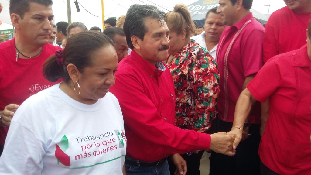 TabascoPorTodos's tweet photo. Candidata de VII Distrito @SOYOLIRUEDA recorre casa X casa playas del rosario con @EvaristoHdzCruz .#AnimoDeTriunfo. http://t.co/hKLEjNyPPA