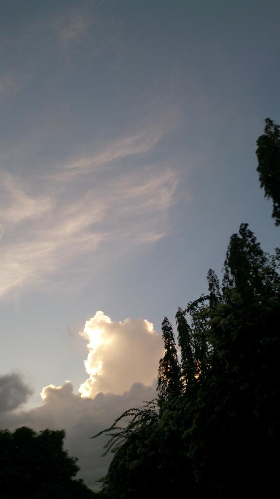 kerlysolon's tweet photo. #GoodMorning #Sunrise #FromThisCorner #Cebu #Philippines #NoFilter #Sony #Xperia http://t.co/jXXI6CIM2M
