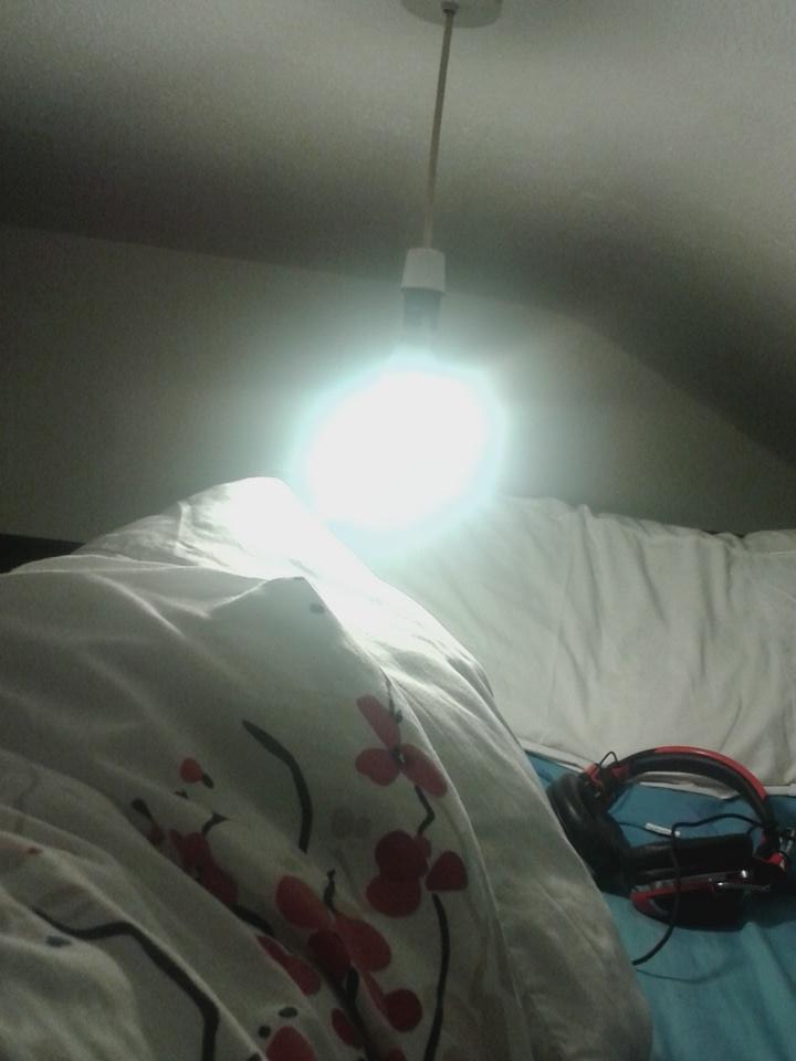 jason_smallbone's tweet photo. The only problem with this bed is that the light hits you in the face http://t.co/9uT3jJbQLX