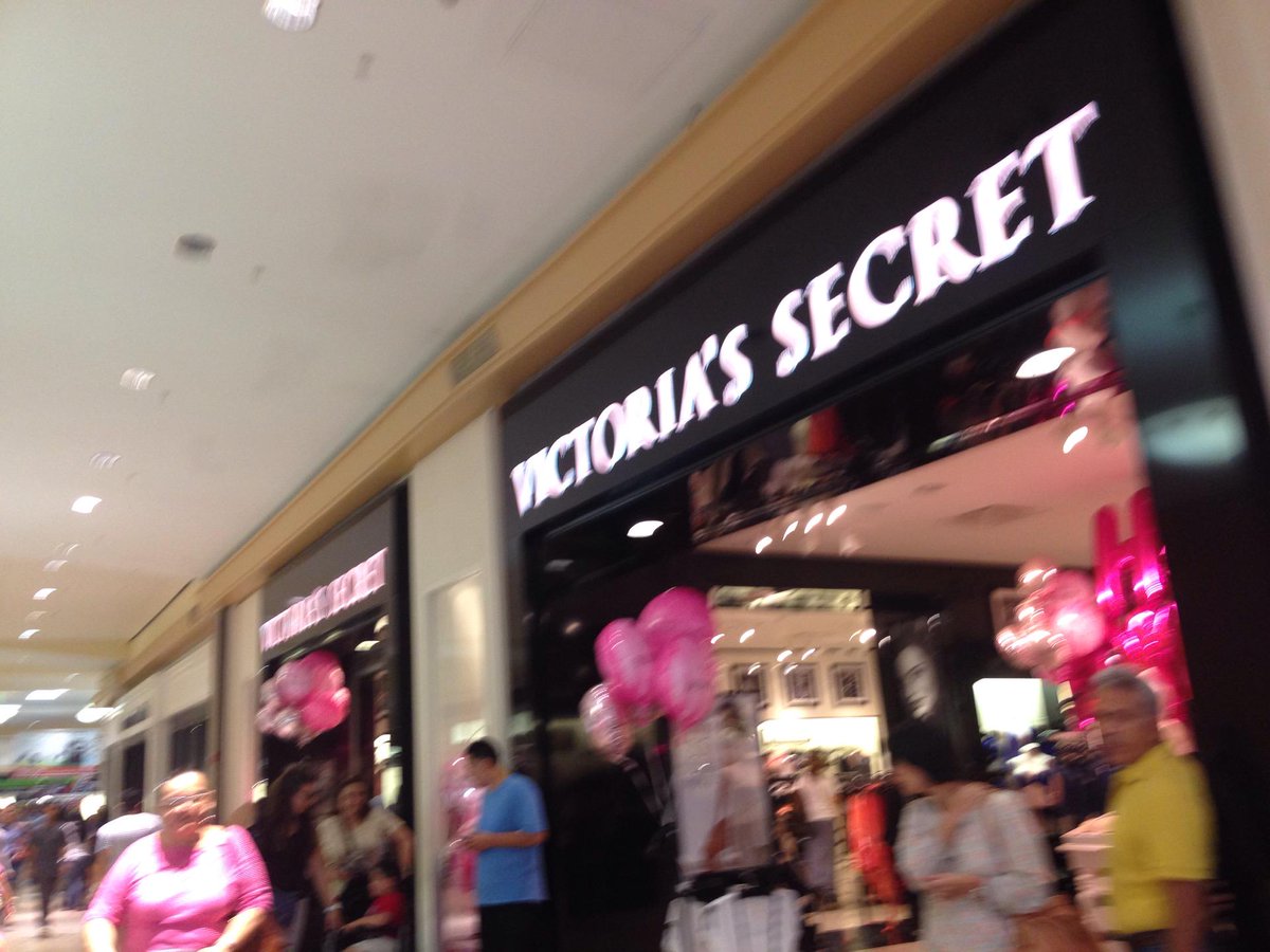 LynPerez79's tweet photo. #BombshellDay (at @VictoriasSecret in McAllen, TX) https://t.co/cBAWiPw9u2 http://t.co/xITD6E98b2