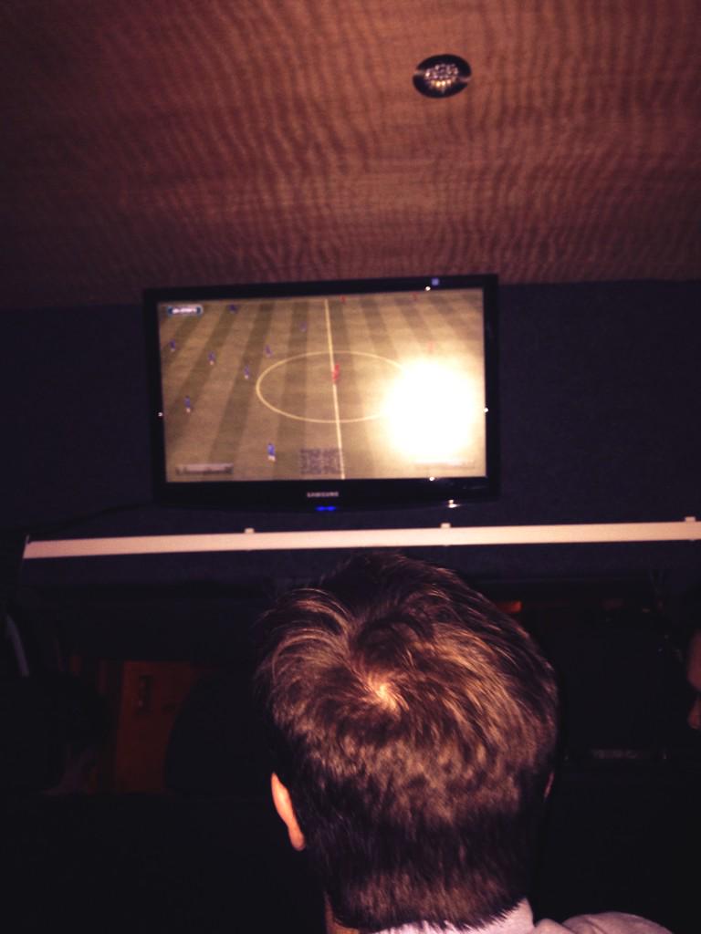 ONLYSHADOWS's tweet photo. In @Dalaroband van and shits getting real. #FIFAoff http://t.co/DehpmK4nDo