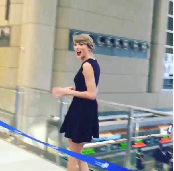 ShakeSwift13's tweet image. Taylor a caminho do Japão, tia Andrea foi junto e o tio Scott também