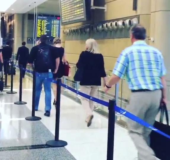 ShakeSwift13's tweet image. Taylor a caminho do Japão, tia Andrea foi junto e o tio Scott também