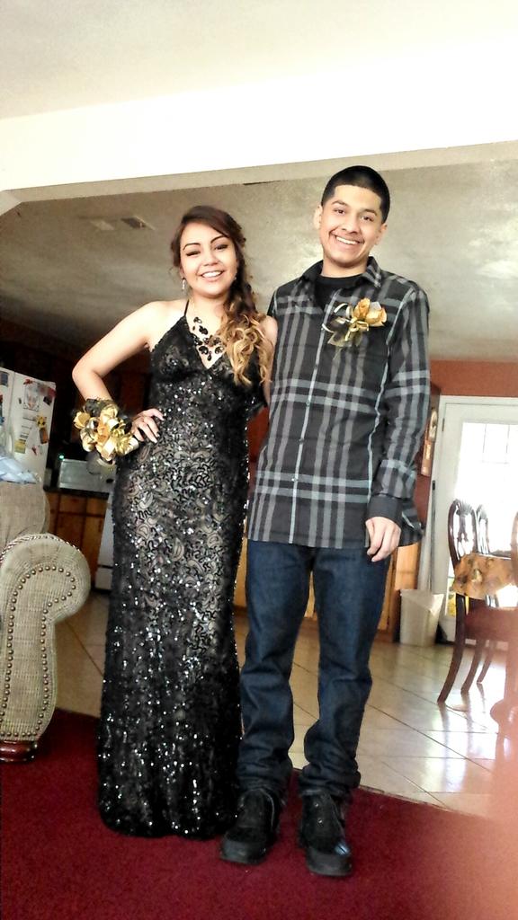 katiecarranza_'s tweet photo. Because Brenda looks so pretty &amp; Alexis looks very nice for prom💑👑 #prom2k15 http://t.co/QSkDEY7ErG