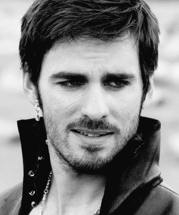OUATcompetition's tweet photo. Who will save Emma from her darkness? #OnceUponATime

RT for Killian Jones
Fav for Regina Mills http://t.co/LMt3YdBigb