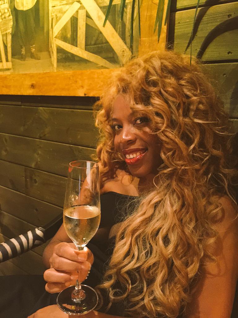 Yanelabrooks's tweet photo. @hamletgarcia17 muchísimas gracias mi amigo HAMLET y a tod@s ustedes por el gran cariño! Un beso desde #Maebella http://t.co/NS4bWQ0hw2