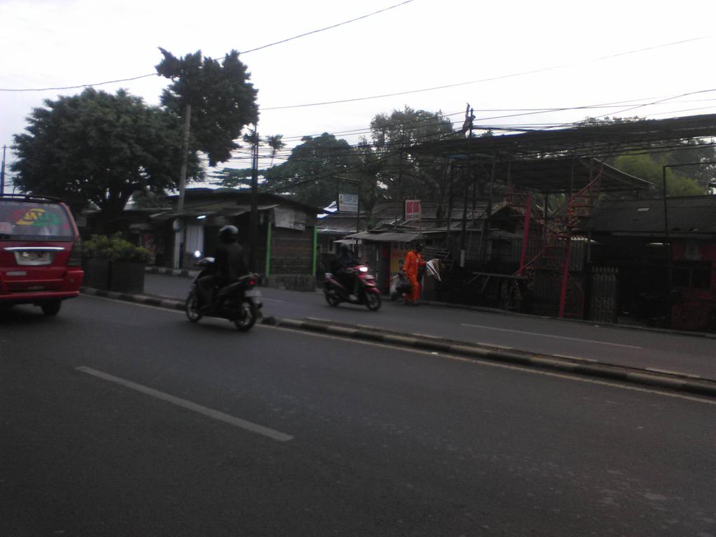 setio_margono's tweet photo. Jl raya bogor sdng pembersihan lokasi tka bersih. Oleh Pl kec psr rebo http://t.co/kJ1fpBeviv