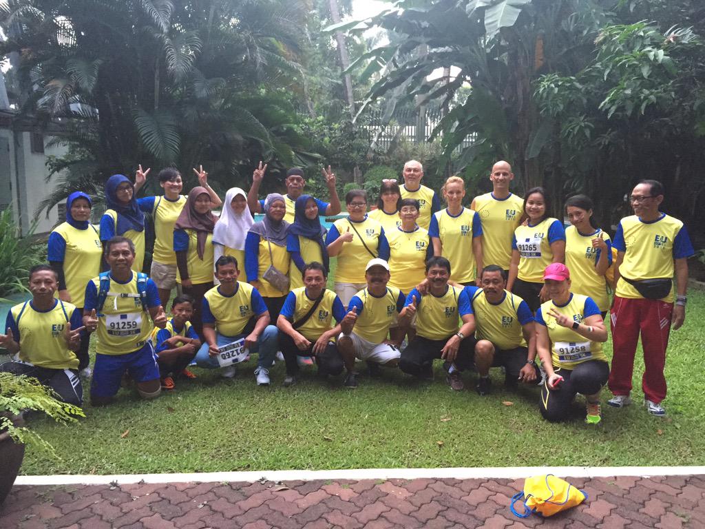 AmbJuditPach's tweet photo. The #hungarian team ready to run @euonthemove #EUonthemove http://t.co/tsCoxlwOPa