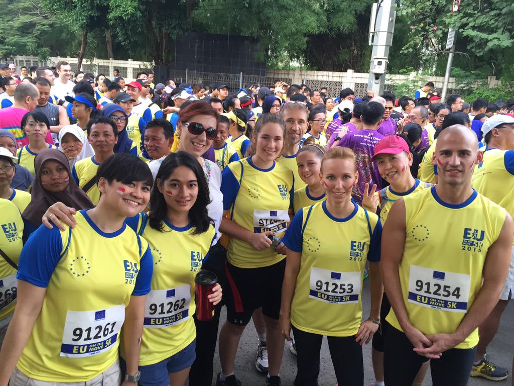 AmbJuditPach's tweet photo. The #hungarian team ready to run @euonthemove #EUonthemove http://t.co/tsCoxlwOPa
