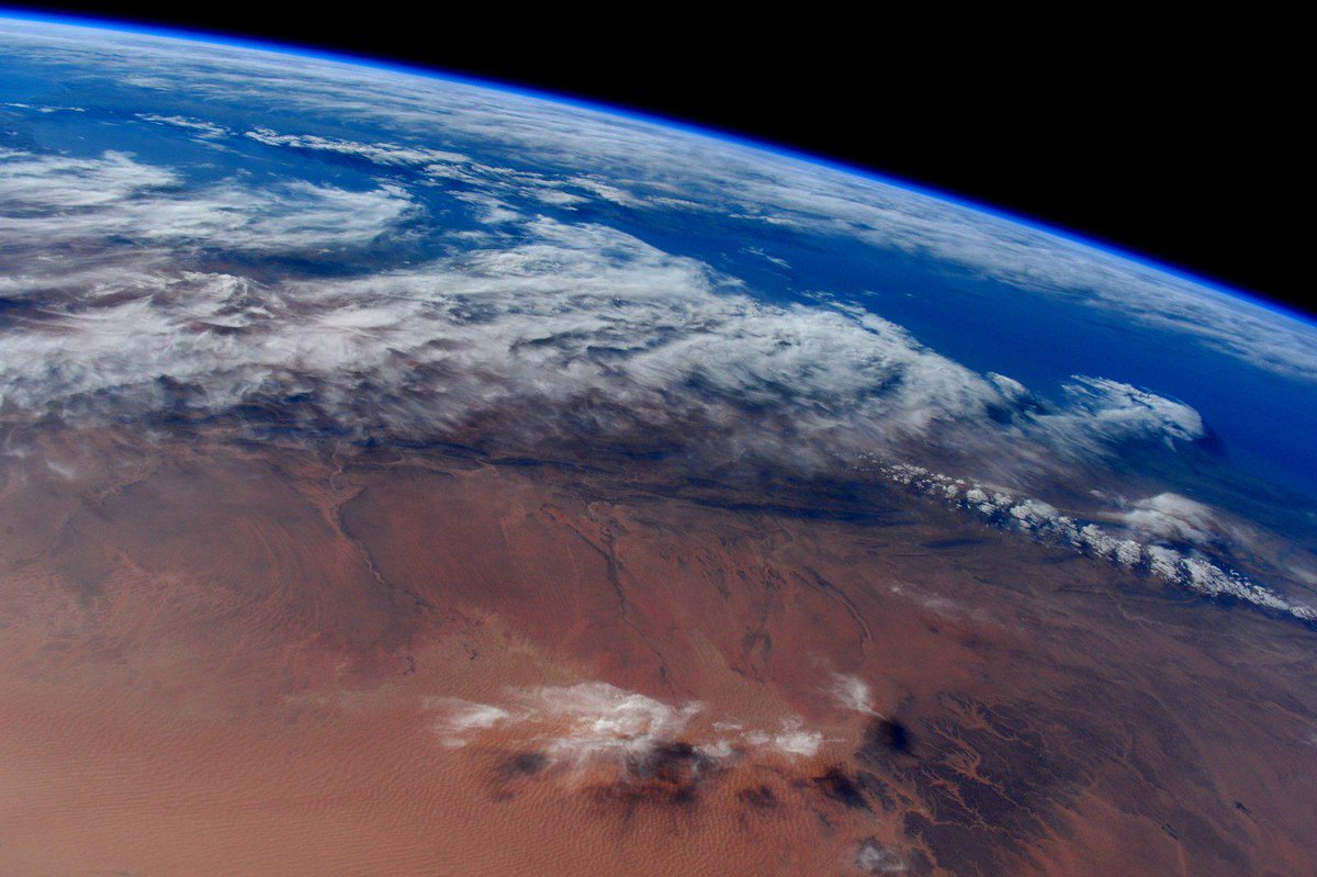 AstroSamantha's tweet photo. Good night from #space. Buona notte dallo spazio. http://t.co/xGZ3c7PDn6