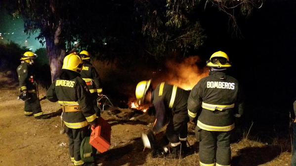 biobio's tweet photo. FOTOS: Bomberos trabaja en incendio forestal en cerro Los Placeres de Valparaíso http://t.co/InT7m7LEx4 http://t.co/1LQpP6ueSU